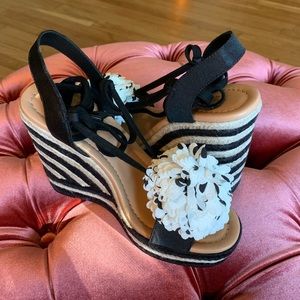 NWOT::: Kate Spade Daisy Wedges